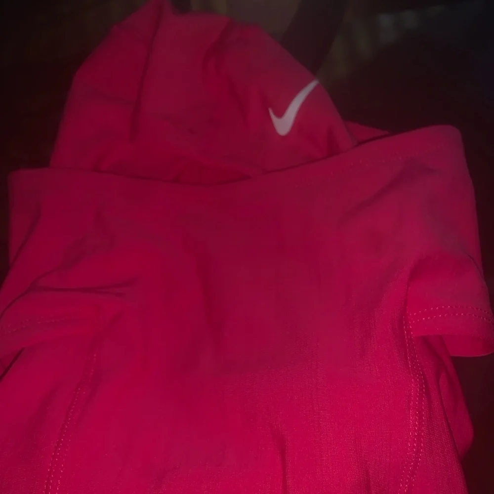 Nike Pro Hyperwarm Hood in Vibrant Pink